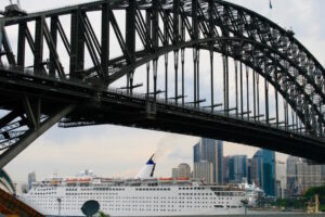cruise-ship-leaving